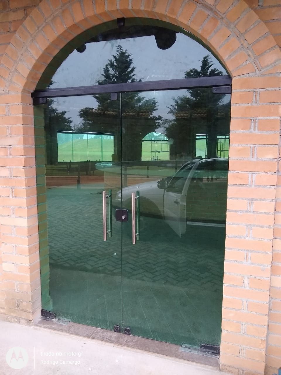 Porta pivotante de vidro